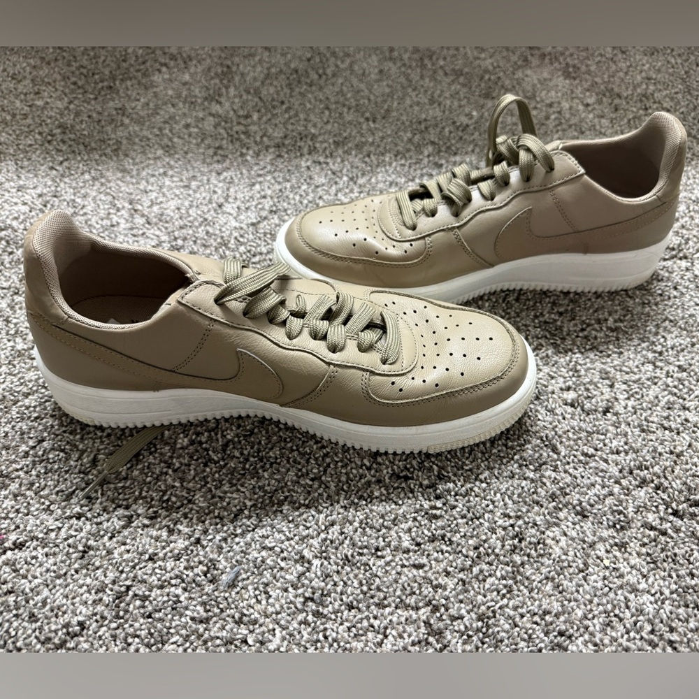 Nike Beige Sneakers with White Accents (016)